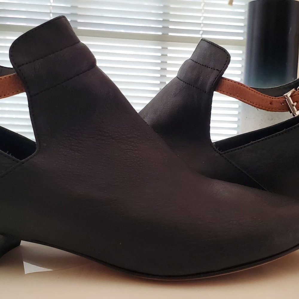 SHOES - Picture 2 of 4